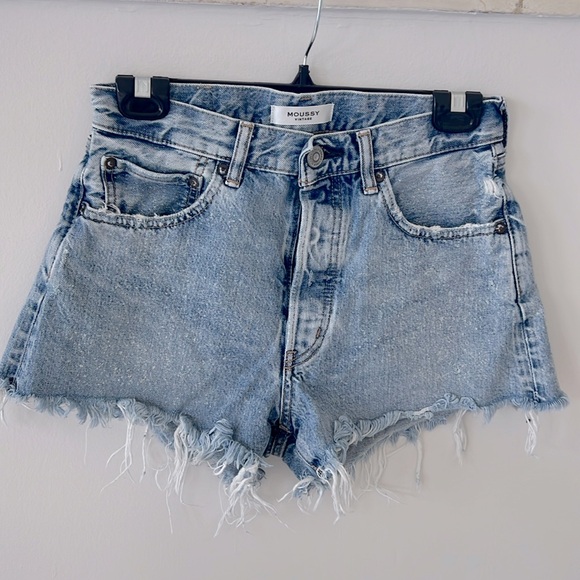 Moussy- light blue jean shorts w leather patch on back size 26 ✨🤩